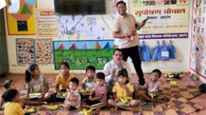  बच्चों के चेहरों पर मुस्कान, कर्मचारियों का जन्मदिन बना यादगार