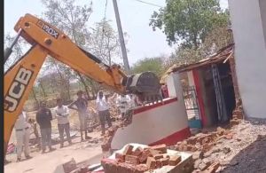  प्रशासन ने ग्राम शिकारीटोला में शासकीय भूमि पर अवैध कब्जा और अतिक्रमण में चलाया बुलडोजर