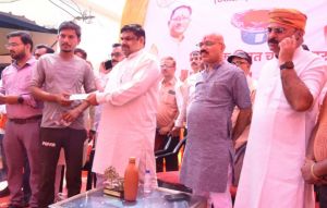  मजदूर दिवस पर 21 कुम्हारों को इलेक्ट्रिक चाक, 200 ई-रिक्शा चालकों को आर्थिक सहायता