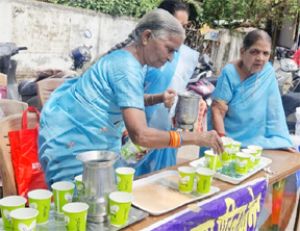   महाराष्&zwj;ट्र मंडल ने टैगोर नगर में वितरित किया मठा