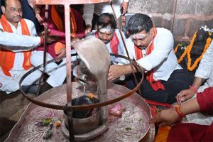  उप मुख्यमंत्री  विजय शर्मा, वन मंत्री केदार कश्यप एवं सांसद संतोष पाण्डेय ने भोरमदेव मंदिर में की पूजा-अर्चना