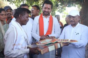  सुशासन तिहार: मुख्यमंत्री  ने पीएम जनमन के हितग्राही को सौंपी खुशियों की चाबी
