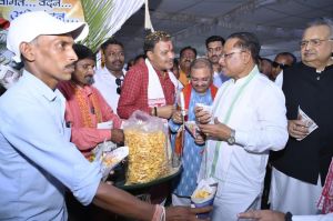 झालमुड़ी के संग गूंजा विजय का उत्सव: बंगाल के जनादेश का स्वाद छत्तीसगढ़ तक