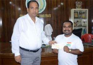  कलेक्टर ने पावर लिफ्टर किशन को दी 10 हजार रुपए की आर्थिक सहायता