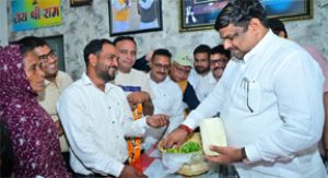  मंत्री गजेन्द्र यादव के कार्यालय में झालमुरी बांटकर जीत का जश्न मनाया गया