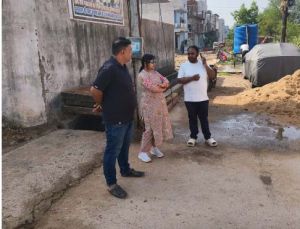  निगम स्वास्थ्य अधिकारी डॉ. तृप्ति पाणीग्रही ने जोन 10 की सफाई व्यवस्था का किया निरीक्षण 