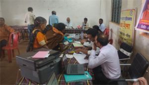  सुशासन शिविर में चिकित्सा अमला द्वारा लोगों का स्वास्थ्य परीक्षण