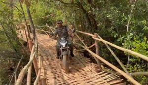 अबूझमाड़ में विकास की नई राह: 38वीं वाहिनी आईटीबीपी एवं ग्रामीणों द्वारा 60 मीटर लंबे लकड़ी-बाँस पुल का निर्माण.