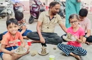  माइंड एक्टिविटी के साथ बच्&zwj;चों ने बनाए मिट्टी के गणेश