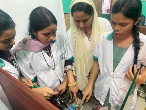 इलेक्ट्रिशियन का प्रशिक्षण प्राप्त कर बनेंगी आत्मनिर्भर