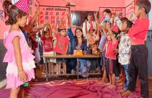 बच्चों के चेहरों पर मुस्कान, कर्मचारियों का जन्मदिन बना यादगार बच्चों के चेहरों पर मुस्कान, कर्मचारियों का जन्मदिन बना यादगार
