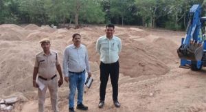 ऑक्सीजन जोन भंवरमरा में अवैध रेत भण्डारण पर की गई कड़ी कार्रवाई