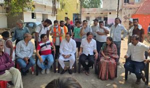   विधायक  राजेश मूणत ने नगर निगम जोन 8 वार्ड 69 में कचरों का ढेर देखकर नाराजगी व्यक्त की, 
