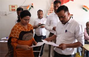  कलेक्टर ने सेवा सहकारी समिति परसतराई में पहुँचकर व्यवस्थाओं का किया अवलोकन