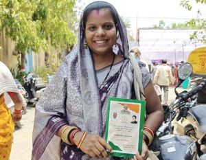  सुनीता जायसवाल को मौके पर मिला राशन कार्ड, चेहरे पर लौटी मुस्कान