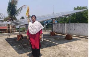 अरूना के घर अब सूरज की रोशनी से रोशन, बिजली बिल की चिंता से मिली मुक्ति