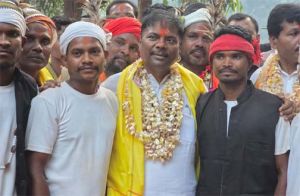 कानाहर्राल पेन करसाद जातरा में शामिल हुए वन मंत्री केदार कश्यप कानाहर्राल पेन करसाद जातरा में शामिल हुए वन मंत्री केदार कश्यप