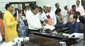  कलेक्टर ने जनदर्शन में सुनी लोगों की समस्याएं
