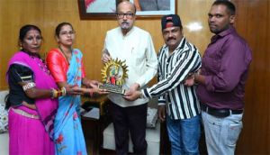  &rsquo;राज्यपाल से प्रख्यात लोक कलाकार तीजन बाई के परिजनों ने की सौजन्य भेंट&rsquo;