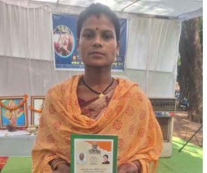 संताय पोटाई को शिविर में ही मिला नया राशन कार्ड
