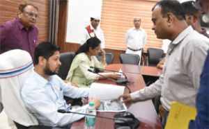 तालाब के पास कचरा डंपिंग और जलाने से कॉलोनीवासी परेशान तालाब के पास कचरा डंपिंग और जलाने से कॉलोनीवासी परेशान