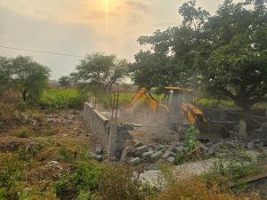 तिल्दा के बीएनबी हाई स्कूल से कॉलेज मार्ग पर सरकारी जमीन पर बन रहे अवैध कब्जा हटाया गया, जिला प्रशासन ने की कार्यवाही तिल्दा के बीएनबी हाई स्कूल से कॉलेज मार्ग पर सरकारी जमीन पर बन रहे अवैध कब्जा हटाया गया, जिला प्रशासन ने की कार्यवाही