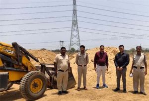 अवैध रूप से भण्डारित रेत को शिवनाथ नदी खुज्जी पुल के पास पुन: नदी में डाला गया अवैध रूप से भण्डारित रेत को शिवनाथ नदी खुज्जी पुल के पास पुन: नदी में डाला गया