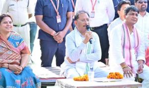  मुख्यमंत्री विष्णु देव साय ने बरगद के पेड़ के नीचे लगाई चौपाल, सुनी ग्रामीणों की समस्याएं