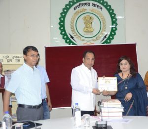 छत्तीसगढ़ राजभाषा आयोग के अध्यक्ष एवं सचिव ने दान की छत्तीसगढ़ी एवं स्थानीय भाषाओं की पुस्तकें