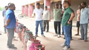 स्टेडियम के सामने बिना अनुमति चल रही गैस एजेंसी पर भड़के आयुक्त स्टेडियम के सामने बिना अनुमति चल रही गैस एजेंसी पर भड़के आयुक्त