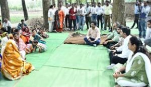 जमीन पर बैठकर सुनी अचानकमार क्षेत्र के लोगों की फरियाद जमीन पर बैठकर सुनी अचानकमार क्षेत्र के लोगों की फरियाद
