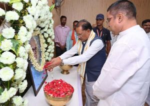  मुख्यमंत्री ने स्व. दिनेश सेन को दी श्रद्धांजलि : शोक संतप्त परिवार से की मुलाकात
