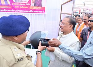  मुख्यमंत्री ने हेलमेट पहनकर दिया सड़क सुरक्षा का संदेश, &lsquo;उन्नयन&rsquo; पुस्तिका का किया विमोचन