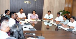  सीएम हेल्पलाईन के माध्यम से प्राप्त आवेदनों एवं शिकायतों का त्वरित निराकरण सुनिश्चित करना अत्यंत आवश्यक: कलेक्टर मिश्रा