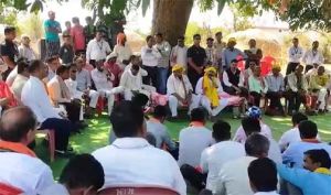 उप मुख्यमंत्री अरुण साव ने आम पेड़ के नीचे लगाई चौपाल उप मुख्यमंत्री अरुण साव ने आम पेड़ के नीचे लगाई चौपाल