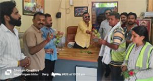 सफाई कर्मचारियों का हुआ सम्मान, पुष्प और गमछा भेंट कर बढ़ाया हौसला सफाई कर्मचारियों का हुआ सम्मान, पुष्प और गमछा भेंट कर बढ़ाया हौसला