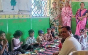  बच्चों के चेहरों पर मुस्कान, कर्मचारियों का जन्मदिन बना यादगार