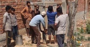  भीषण गर्मी में राहत - हैंडपंप सुधार कार्य से ग्रामीणों को मिल रही पेयजल सुविधा