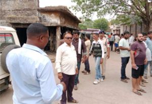  खुर्सीपार में जर्जर भवन पर चला निगम का बुलडोजर, असामाजिक गतिविधियों के अड्डे को किया ध्वस्त