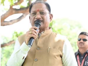   आम की छांव में मुख्यमंत्री की चौपाल : खाट पर बैठे, ग्रामीणों की सुनी बात, मौके पर दिए समाधान