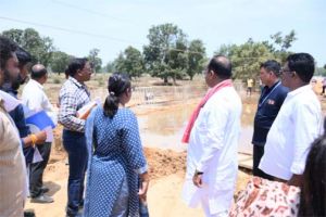 उप मुख्यमंत्री अरुण साव के बस्तर प्रवास का दूसरा दिन : मिशन अमृत, राष्ट्रीय राजमार्ग और तालाब सौंदर्यीकरण कार्यों का किया निरीक्षण उप मुख्यमंत्री अरुण साव के बस्तर प्रवास का दूसरा दिन : मिशन अमृत, राष्ट्रीय राजमार्ग और तालाब सौंदर्यीकरण कार्यों का किया निरीक्षण