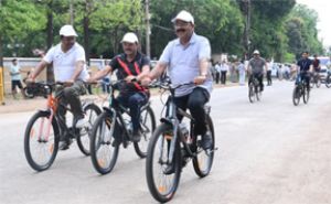  उप मुख्यमंत्री अरुण साव ने सायकल चलाकर फिट रहने और पर्यावरण संरक्षण का दिया संदेश