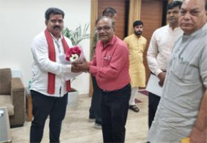  कुशाभाऊ ठाकरे विश्वविद्यालय के कुलपति प्रो मनोज दयाल ने उपमुख्यमंत्री विजय शर्मा से की सौजन्य भेंट