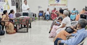  वरिष्&zwj;ठजन एक दिन मोबाइल का नहीं करेंगे उपयोग