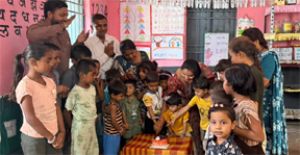  बच्चों के चेहरों पर मुस्कान, कर्मचारियों का जन्मदिन बना यादगार
