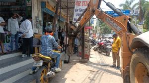 निगम जोन 10 क्षेत्र लालपुर एमएमआई हॉस्पिटल के सामने नाले पर निर्मित बड़े आकार के लगभग