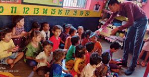  बच्चों के चेहरों पर मुस्कान, कर्मचारियों का जन्मदिन बना यादगार
