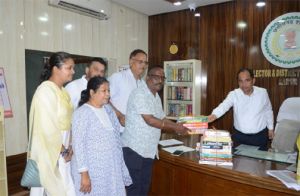  स्मृति पुस्तकालय योजना : राजस्व पटवारी संघ ने दान की  प्रतियोगी परीक्षा की पुस्तकें