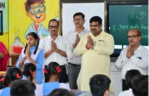 स्कूल शिक्षा मंत्री  ने किया स्मार्ट क्लास का लोकार्पण, बच्चों संग प्रार्थना एवं मंत्रोच्चारण में हुए शामिल