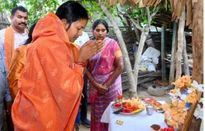  शहादत को नमन : मंत्री लक्ष्मी राजवाड़े ने शहीद एएसआई रामू राम नाग के निवास पहुंचकर दी श्रद्धांजलि